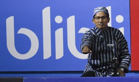 Hakim garis mengenakan kemeja lurik dan belangkon saat bertugas di pertandingan babak semifinal Blibli Indonesia Open 2019 di Istora Senayan, Jakarta, Sabtu (20/7/2019). 