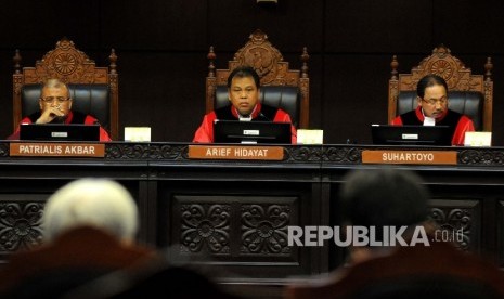 Hakim Ketua Arief Hidayat (tengah). 