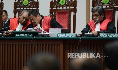 Hakim Ketua Dwiarso Budi Santiarto (kedua kiri) berbincang bersama hakim anggota saat memimpin sidang denganTerdakwa sidang dengan Terdakwa kasus dugaan penistaan agama Gubernur DKI Jakarta, Basuki Tjahaja Purnama dengan agenda pembacaan tuntutan yang digelar oleh Pengadilan Negeri Jakarta Utara di Auditorium Kementerian Pertanian, Jakarta, Selasa (11/4). 