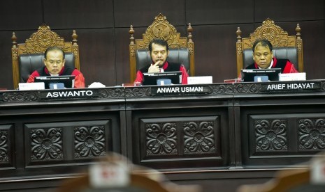 Hakim Ketua Konstitusi Anwar Usman (tengah) memimpin sidang putusan gugatan quick count atau hitung cepat pada Pemilu serentak 2019 bersama Hakim Konstitusi Arief Hidayat (kanan) dan Aswanto di Mahkamah Konstitusi, Jakarta, Selasa (16/4/2019).