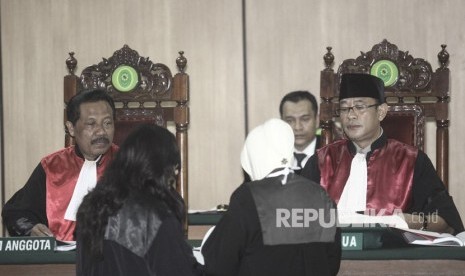 Hakim Ketua Mulyadi (kanan) bersama Hakim Anggota Tugianto (kiri) memimpin jalannya sidang Peninjauan Kembali (PK) ke Mahkamah Agung (MA) terkait kasus penistaan agama yang menjerat Ahok di Pengadilan Negeri Jakarta Utara, Jakarta, Senin (26/2).