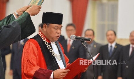 Hakim Konstitusi Arief Hidayat mengucapkan sumpah jabatan di hadapan Presiden Joko Widodo saat dilantik di Istana Negara, Jakarta, Selasa (27/3).