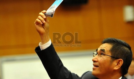  Hakim Konstitusi Hamdan Zoelva menunjukan surat suara saat proses pemilihan ketua dan wakil ketua Mahkamah Konstitusi (MK) dengan sistem voting di Jakarta, Jumat (1/11).     (Republika/Prayogi)