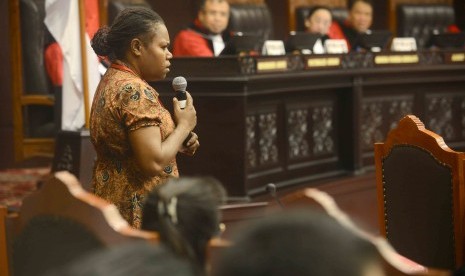 Hakim Konstitusi mendengarkan keterangan salah satu saksi kubu Prabowo-Hatta dalam sidang lanjutan perselisihan hasil pemilihan umum presiden dan wakil presiden di Gedung Mahkamah Konstitusi, Jakarta Pusat, Selasa (12/8). 