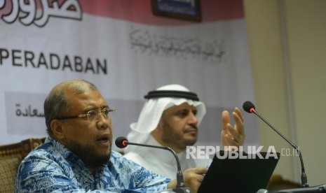 Hakim Konstitusi Patrialis Akbar (kiri) bersama Direktur LIPIA Khalid Ad Daham (kanan) memberikan kuliah umum saat melakukan kunjungan ke kampus LIPIA di Jakarta, Jumat (15/4). (Republika/ Raisan Al Farisi )