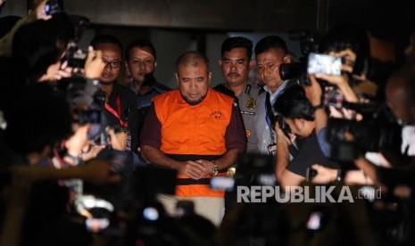 Hakim Mahkamah Konstirusi Patrialis Akbar berjalan menuju mobil tahanan seusai menjalani pemeriksaan di Gedung KPK, Jakarta, Jumat (27/1) dini hari.