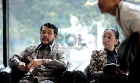  Hakim Mahkamah Konstitusi (MK) Anwar Usman bersama Hakim MK Maria Farida Indrati mendatangi gedung KPK, Jakarta, Rabu (16/10).  (Republika/ Wihdan)