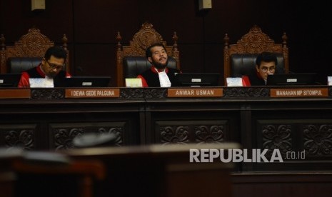 Hakim Mahkamah Konstitusi (MK) Anwar Usman (tengah) memimpin sidang UU Pengampunan Pajak dengan agenda pendahuluan dengan termohon Dewan Pengurus Konfederasi Serikat Pekerja Seluruh Indonesia (KSPSI) di Gedung MK, Jakarta, Rabu (31/8).