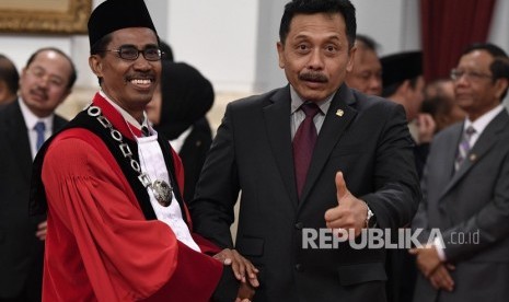 Hakim Mahkamah Konstitusi (MK) periode 2020-2025 Daniel Yusmic Pancastaki Foekh (kiri) berbincang dengan mantan hakim MK I Dewa Gede Palguna (tengah) sebelum pengucapan sumpah jabatan di Istana Negara, Jakarta, Selasa (7/1/2020). 