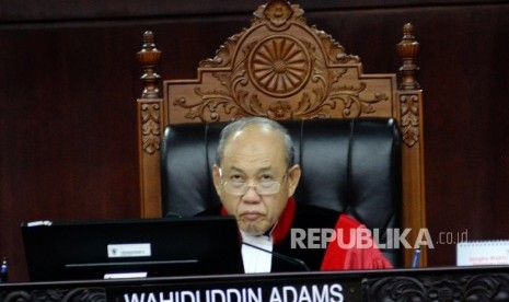 Hakim konstitusi Wahiduddin Adams memimpin sidang di gedung Mahkamah Konstitusi (MK).