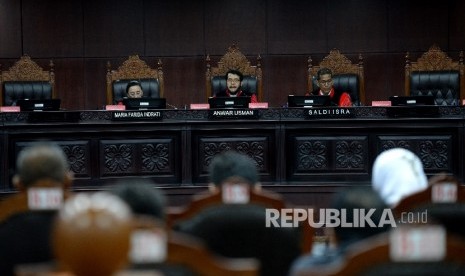   Hakim MK Anwar Usman (tengah) bersama Hakim MK Maria Farida Indrati (kiri), dan Hakim MK Saldi Isra memimpin Sidang Uji Materi Presidential Threshold di Mahkamah Konstitusi, Jakarta. (Ilustrasi)