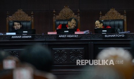 Hakim MK Arief Hidayat (tengah) dan anggota memimpin sidang Judicial Review atas Perppu Ormas di Gedung MK, Jakarta, Rabu (30/8)