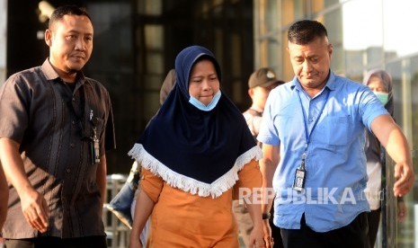 Hakim Pengadilan Negeri Tripikor Bengkulu, Suryana (tengah) dikawal petugas memasuki gedung KPK, Jakarta, Kamis (7/9).