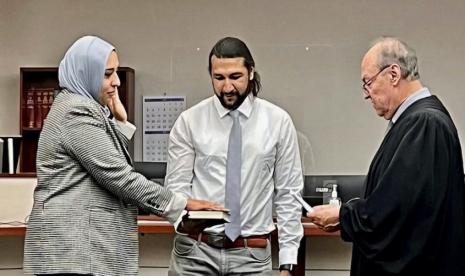 Hakim pertama dalam sejarah Arizona, Amerika Serikat yang beragama Islam dilantik pada Senin (26/6/2022) di Downtown Justice Center di Phoenix. Laila Ikram dilantik sebagai hakim pro tempore oleh hakim Enrique Medina Ochoa.