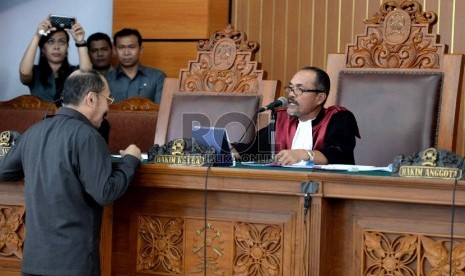 Hakim Sarpin Rizaldi (kanan) memimpin sidang praperadilan Budi Gunawan kepada KPK di Pengadilan Negeri Jakarta Selatan.