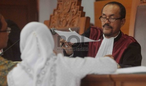 Hakim Sarpin Rizaldi memeriksa barang bukti yang diajukan tim kuasa hukum Komjen Pol. Budi Gunawan disaksikan tim kuasa hukum Komisi Pemberantasan Korupsi (KPK) pada sidang lanjutan praperadilan Budi Gunawan terhadap KPK di PN Jakarta Selatan, Jakarta, Sel