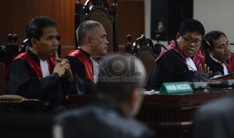 Hakim Tipikor Sumpeno (kedua kanan) memimpin sidang dengan agenda dakwaan untuk OC Kaligis di Pengadilan Tipikor, Jakarta, Kamis (20/8).