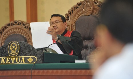 Hakim tunggal, Agus Walujo Tjahjono (kiri) memimpin sidang pencabutan gugatan praperadilan yang diajukan Juru Bicara Front Pembela Islam (FPI), Munarman di Pengadilan Negeri Denpasar, Bali, Senin (20/2). 