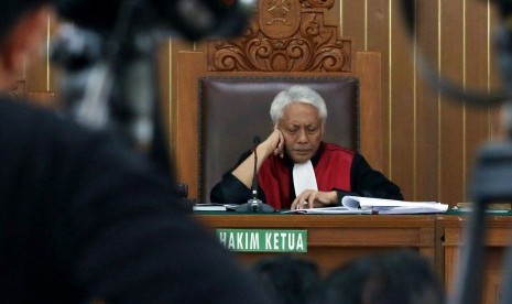 Hakim tunggal Cepi Iskandar memimpin sidang lanjutan praperadilan Setya Novanto terhadap KPK terkait status tersangka atas kasus dugaan korupsi KTP elektronik, dengan agenda pembacaan jawaban dari pihak termohon dalam hal ini KPK di Pengadian Negeri Jakarta Selatan, Jumat (22/9). 