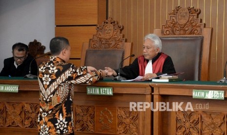  Hakim Tunggal Cepi Iskandar memimpin sidang praperadilan di Pengadilan Negeri Jakarta Selatan, Selasa (12/9). 