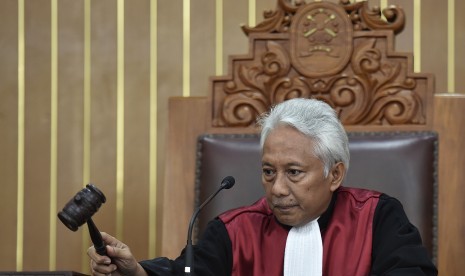 Hakim tunggal Cepi Iskandar memimpin sidang praperadilan Setya Novanto terhadap KPK terkait status tersangka kasus dugaan korupsi KTP Elektronik di Pengadilan Negeri Jakarta Selatan, Jakarta, Senin (25/9). 