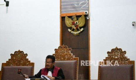 Hakim Tunggal Elfian mengetuk palu usai membacakan putusan sidang praperadilan mantan Menteri Pemuda dan Olahraga (Menpora) Imam Nahrawi di Pengadilan Negeri Jakarta Selatan, di Jakarta, Selasa (12/11/2019).