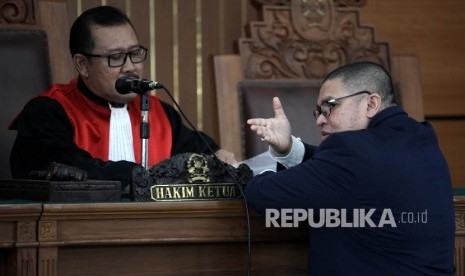 Hakim tunggal I Wayan Karya (kiri) berdiskusi dengan Kuasa Hakum tersangka kasus dugaan suap Irman Gusman, Razman Arif Nasution (kanan) pada sidang perdana praperadilan kliennya kepada Komisi Pemberantasan Korupsi (KPK) di pengadilan Negeri Jakarta Selatan