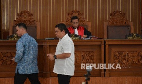 Hakim Tunggal Rusdiyanto (kanan) berbincang bersama kuasa hukum tersangka dugaan korupsi penerbitan surat keterangan lunas (SKL) Bantuan Likuiditas Bank Indonesia (BLBI) Syafruddin Arsyad Tumenggung saat menjalani sidang praperadilan di Pengadilan Negeri Jakarta Selatan, Jakarta, Senin (15/5).