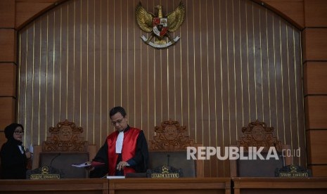 Hakim Tunggal Rusdiyanto (kanan) meninggalkan ruangan seusai memimpin sidang praperadilan dengan tersangka dugaan korupsi penerbitan surat keterangan lunas (SKL) Bantuan Likuiditas Bank Indonesia (BLBI) Syafruddin Arsyad Tumenggung di Pengadilan Negeri Jakarta Selatan, Jakarta, Senin (15/5). 