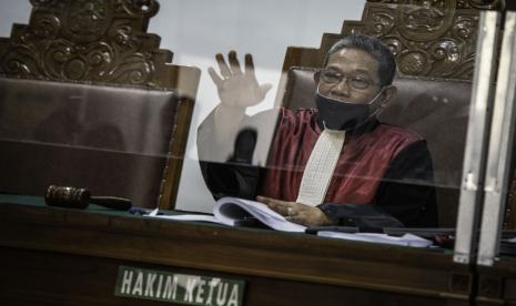 Hakim Tunggal Suharno memimpin sidang putusan praperadilan mantan Kepala Divisi Hubungan Internasional (Kadiv Hubinter) Polri Irjen Pol Napoleon Bonaparte di Pengadilan Negeri Jakarta Selatan, Jakarta, Selasa (6/10/2020). Hakim Tunggal Suharno memutuskan menolak praperadilan Irjen Pol Napoleon Bonaparte terkait penetapan dirinya sebagai tersangka dalam sengkarut kasus penghapusan red notice atas nama Djoko Soegiarto Tjandra. ANTARA FOTO/Aprillio Akbar/foc.