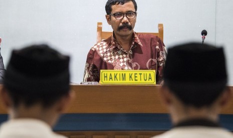 Hakim tunggal Suwanto membacakan putusan saat sidang pengeroyokan Haringga Sirla di Pengadilan Negeri Bandung, Jawa Barat, Selasa (6/11/2018). 