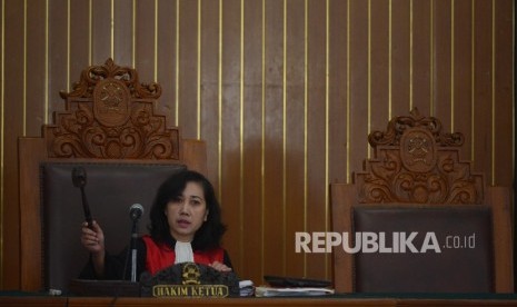  Hakim Tunggal Udjiati mengetuk palu usai membacakan putusan sidang Praperadilan yang diajukan oleh RJ Lino dengan agenda pembacaan putusan di Pengadilan Negeri Jakarta Selatan, Selasa (26/1). (Republika/Raisan Al Farisi)