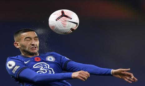  Hakim Ziyech dari Chelsea menyundul bola selama pertandingan sepak bola Liga Premier Inggris antara Chelsea dan Sheffield United di Stamford Bridge Stadium di London, Sabtu, 7 November 2020.