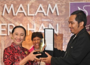 Hakim Konstitusi Maria Farida (kiri) saat menerima penghargaan S.K. Trimurti 2010 