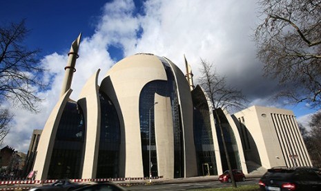   Hal ini terlihat pada bagian kubah masjid yang tidak berbentuk separuh bola ataupun berbentuk kerucut (makhrut), setengah oval (al-ihliji), silinder (ustuwani), dan berbentuk bawang lancip ke atas. Bila umumnya kubah masjid berbentuk setengah lingkaran, kubah pada bangunan Masjid Cologne lebih mengedepankan gaya arsitektur di era modern, yakni bentuk kubah geodesi. 