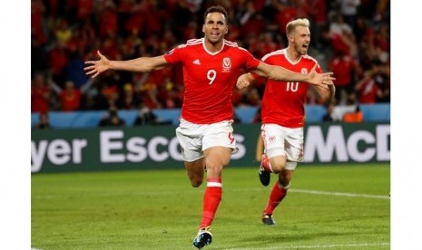 Hal Robson-Kanu (kiri)