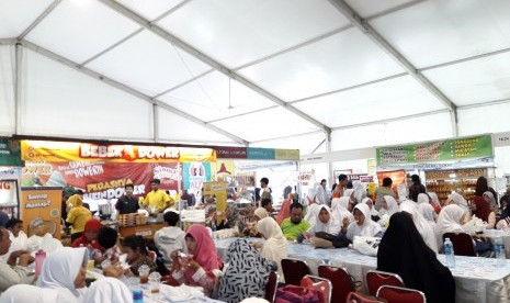 Halal Food di ajang Islamic Book Fair (IBF) ke-16 tahun 2017. Lokasinya di depan JCC Senayan Jakarta.