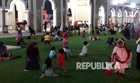 Halaman dalam masjid yang beralaskan rumput sintetis dimanfaatkan oleh anak-anak untuk bermain sambil menunggu orang tuanya menunaikan solat.