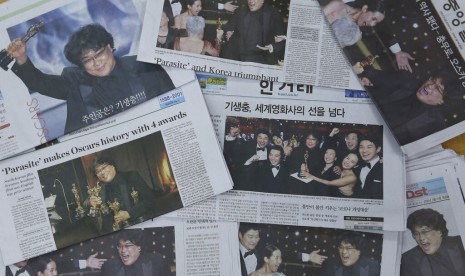 Halaman depan koran Korea Selatan mengabarkan kemenangan Film Parasite di Oscar 2020.