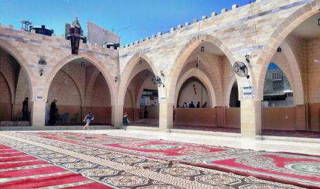 Halaman Masjid Al-Thafar Damri di Jalur Gaza. Keberadaan masjid tersebut membuktikan sejarah bergengsi peradaban Islam selama periode Mamluk.