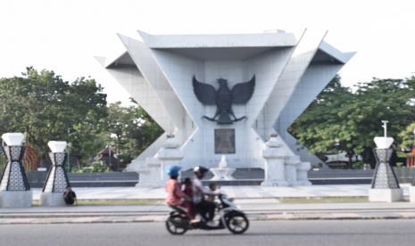 Halaman parkir Monumen Perjuangan Rakyat atau Monpera Palembang ini menjadi tempat juru parkir liar memalak sopir bus pariwisata Rp 100.000.