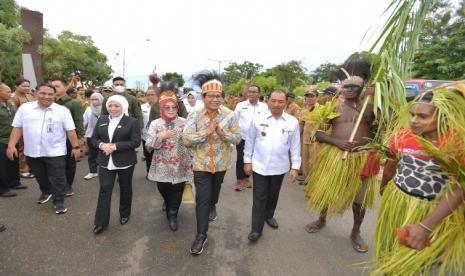 Setibanya di Merauke Menteri Desa, Pembangunan Daerah Tertinggal, dan Transmigrasi, Abdul Halim Iskandar didampingi Istri Lilik Umi Nasriyah langsung menuju Lapangan Kapsul Waktu untuk mengikuti Rangkaian Puncak HBT dan menyerahkan kunci rumah kepada 17 Kepala Keluarga Transmigran. Hal ini menjadi kado untuk para transmigran dalam rangka Hari Bhakti Transmigrasi (HBT) ke-72 yang digelar di Kabupaten Merauke, Papua Selatan. Senin (12/12/2022)