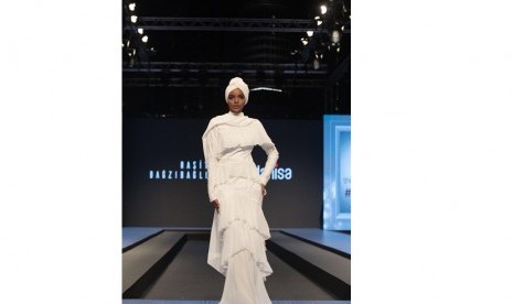 Halima Aden saat tampil di Dubai Modest Fashion Week 2017 dengan hasil riasan dari Carolina Septerita