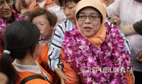 Halimah Yacob dikelilingi oleh pendukung pada hari Rabu, (13/9) di Singapura.