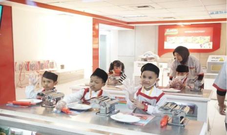 Halo Zakat mengajak 50 anak yatim binaan untuk bermain dan belajar bersama di Kidzania Jakarta. Didampingi oleh para relawan, sejak pagi hari mereka  sudah siap berkunjung ke Kidzania. Sepanjang perjalanan pun wajah mereka dipenuhi senyum dan tertawa riang gembira.