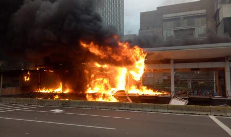 Halte Transjakarta dan Metro Mass Rapid Transit (MRT) Bundaran HI terbakar saat para demonstran dipukul mundur oleh petugas, di Jalan Jenderal Sudirman, Jakarta Pusat, Kamis (8/10). 