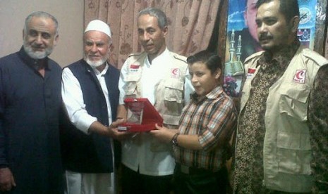 Hamas leader in North Gaza, Mustafa Ahmed a Qanun (second from left) welcomes MER-C volunteers in Jabaliya, North Gaza, Palestine, on Sunday.  