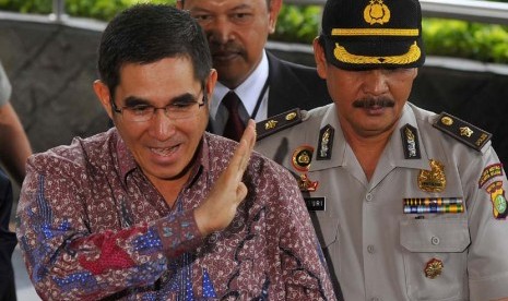 Ketua Mahkamah Konstitusi (MK) Hamdan Zoelva (kiri) berjalan menuju ruang tunggu setibanya di Gedung KPK, Jakarta, Kamis (12/12).  (Antara/Wahyu Putro)