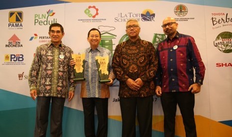 Hamdan Zoelva, senior advisor the latofi school of CSR, Suhendra Wiriadinata, Direktur APP - Sinar Mas, Imam Hendargo Dirjen Kementerian Lingkungan Hidup dan Kehutanan setelah memberikan penghargaan Indonesia Green Award 2017 di Jakarta kemarin.