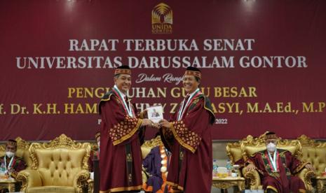 Guru Besar UIN Malang Prof Muji Raharjo menyerahkan buku kepada Guru Besar Filsafat Islam Universitas Darussalam Gontor Prof Dr Hamid Fahmy Zarkasyi di kampus Unida Gontor Sabtu (12/2/2022)